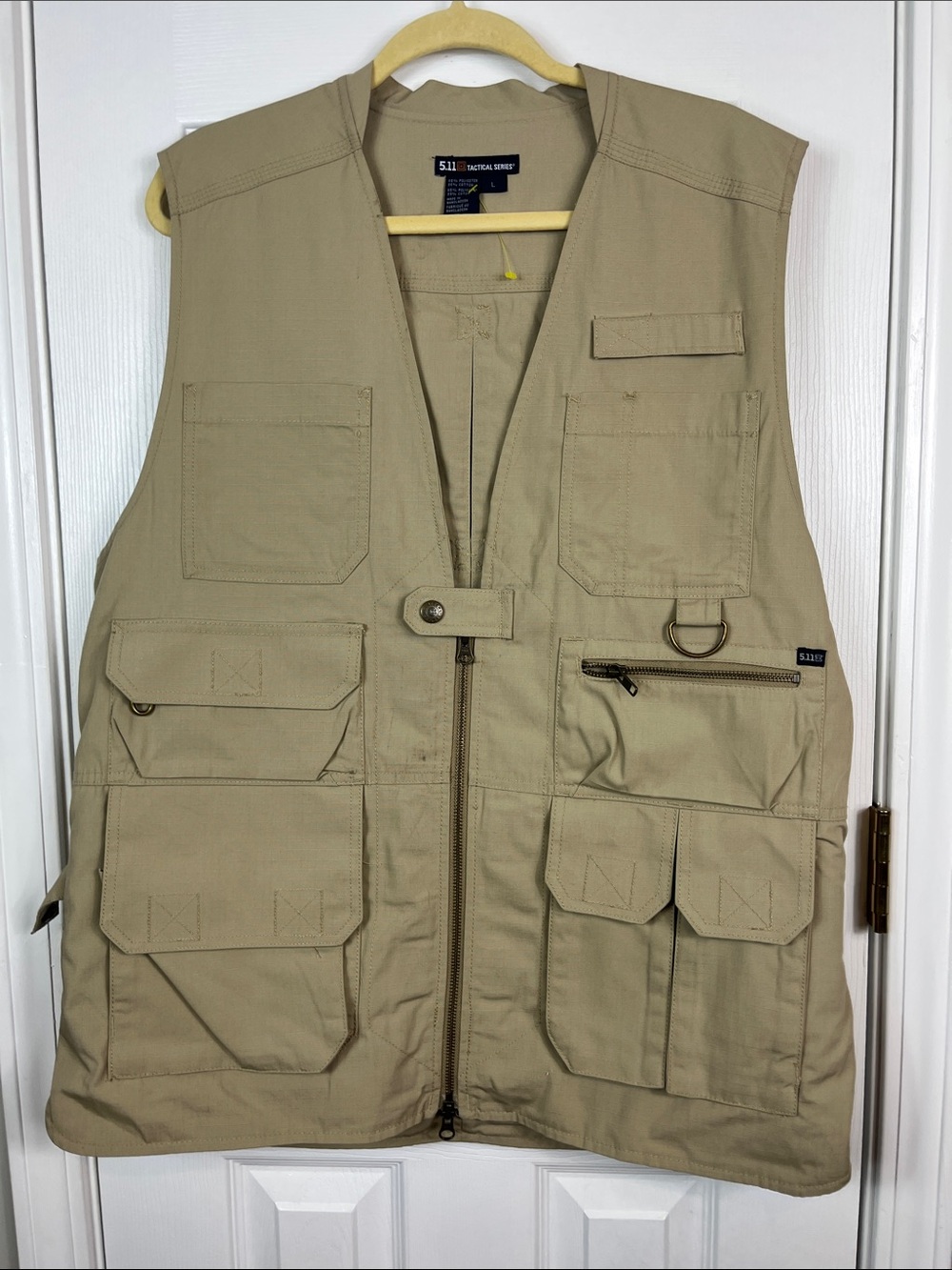 NWOT 5.11 Tactical Series tan utility vest size
Lg. Concealed weapons pocket.
